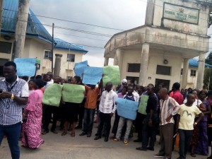 Striking health workers of Federal Medical Centre Yenogoa blocks entrance to facility