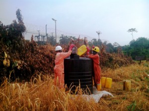 OIL SPILL RESPONSE  WORKERS   RECOVERING SPILT CRUDE INTO PLASTIC TANK IN CLEAN UP EFFORTS FOLLOWING OIL LEAK FROM  KOLO CREEK MANIFOLD OPERATED BY SHELL SHELL PETROLEUM DEVELOPMENT COMPANY IN OGBIA LOCAL GOVERNMENT IN BAYELSA26-4-2015