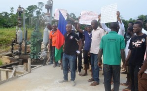 YOUTHS FROM EGBEBIRI AT BISENI IN YENAGOA LOCAL GOVT AREA OF BAYELSA KEEPING WATCH OVER IDU WELL 3 OPERATED BY NIGERIA AGIP OIL COMPANY IN THE AREA SHUT OVER EXPIRED MEMORANDUM OF UNDERSTANDING. 26/5/2015