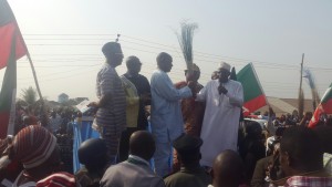 Vice Chairman, Central Senatorial District of the APC, Mr Cletus Obun, handing over the symbol of the party to former governor of Cross River State, Clement Ebri, in Mkpani, Yakurr Local Government Area of Cross River State who formerly joined the party at his Mkpani/Agoi Ward. Looking on are Minister of Niger Delta Affairs, Pastor Usani Uguru Usani, former Senate Leader, Victor Ndoma-Egba, Chief Wilfred Inah, former Secretary of the Government of Cross River State and the State Secretary of APC, Mr Victor Ebong, who presented the party’s constitution to Ebri.