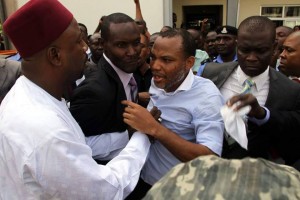 Nigeria's DSS operative ruffles IPOB Leader, Nnamdi Kanu at an earlier court appearance