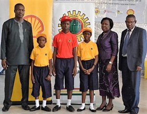L-R: General Manager, External Relations of SPDC, Mr. Igo Weli; Master Anioki Godfirst (Bayelsa State Beneficiary); Master Ibojoh Godwin (Delta state beneficiary); Miss Blessing Chioma Eric (Rivers State beneficiary); Mrs. Elizabeth E. Alagoa, Director for Secondary Education – Bayelsa State Ministry of Education and Dr. Moses Bragiwa, Director for Basic and Secondary Education – Delta State Ministry of Education, In Port Harcourt.