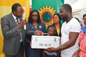 Shell’s Regional Community Health Manager, Dr. Akinwunmi Fajola, (left) presenting a First Aid box to one of the beneficiaries of the SNEPCo Health-in-Motion programme held in Gidan Mangoro community of Karu in Abuja… last week.