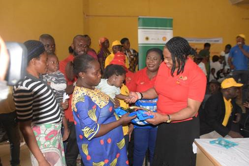 Shell, staff donate relief materials, N300m to flood victims in Niger Delta