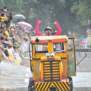 Tenth Anniversary “Siraya Go CreCar” Celebrities Gather for the Fun Car Race “Triple Gold” Designer Takes the Lead as Judge