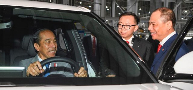 Indonesian President visits VinFast manufacturing complex