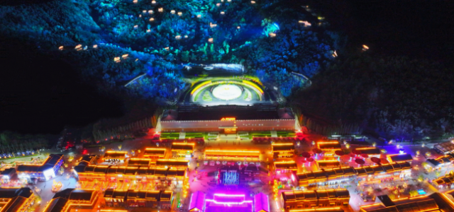 The large-scale live show “Emperor Kangxi’s Grand Ceremony” ignites the peak tourist season in Hebei-Chengde