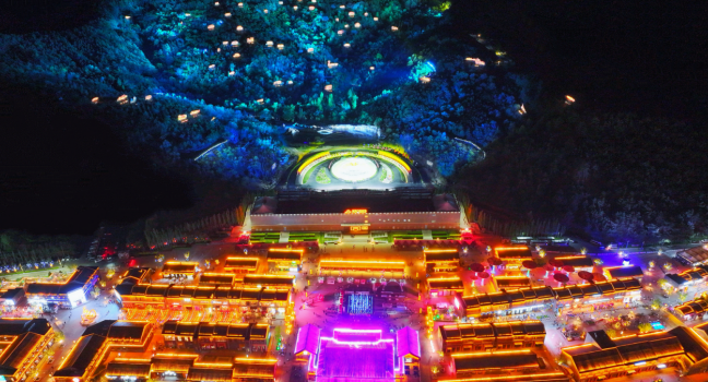 The large-scale live show “Emperor Kangxi’s Grand Ceremony” ignites the peak tourist season in Hebei-Chengde