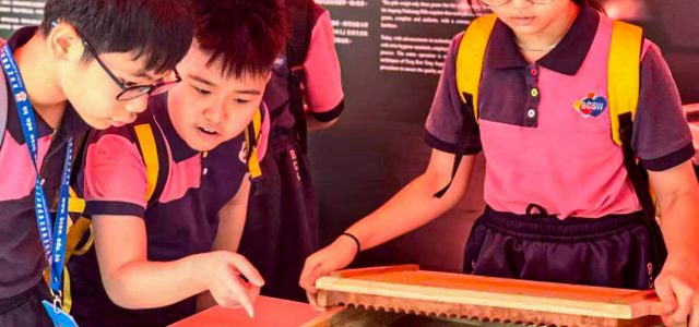 The Beijing Tong Ren Tang Traditional Chinese Medicine Culture Carnival Citizens Experience Intangible Cultural Heritage Chinese Medicine Pill-Rolling Balancing Chinese Culture and Entertainment