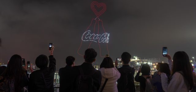 First-ever Coca Cola® Drone Show in Hong Kong 600 Drones Present 12 Scenes of Mesmerizing Memories with Coca-Cola over Victoria Harbour – Featuring a Heartfelt Expression of Love by Renowned Celebrity Louis Cheung